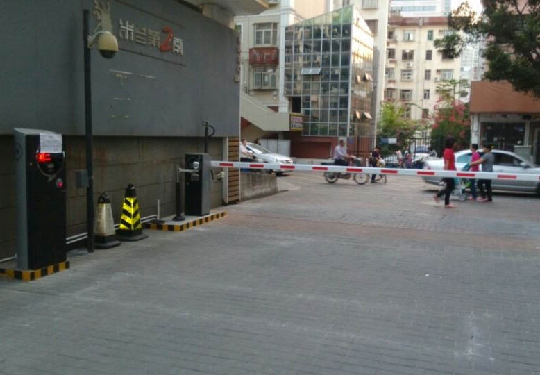 智能<a href='http://www.yivl.cn/Product/Parking/License/' target='_blank'>車牌識別</a>系統為人們創造良好的停車環境,助力智慧城市的發展